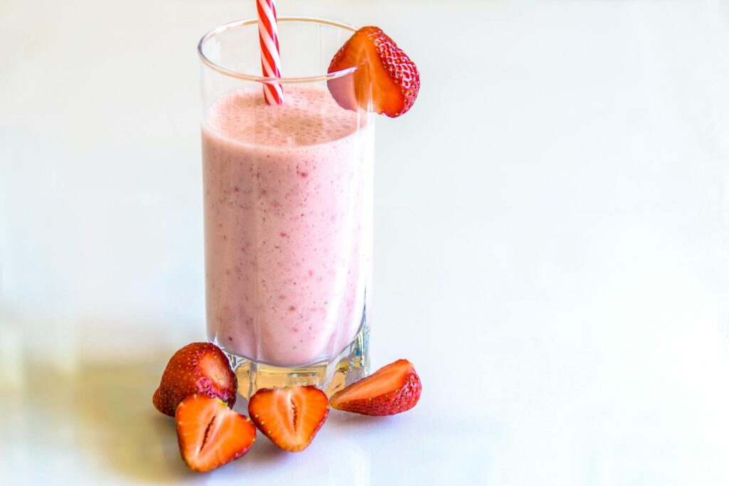 Low carb strawberry crunch smoothie