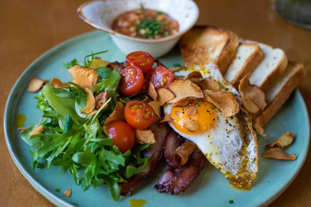 15-minute low-carb lunches — egg spinach bacon salad