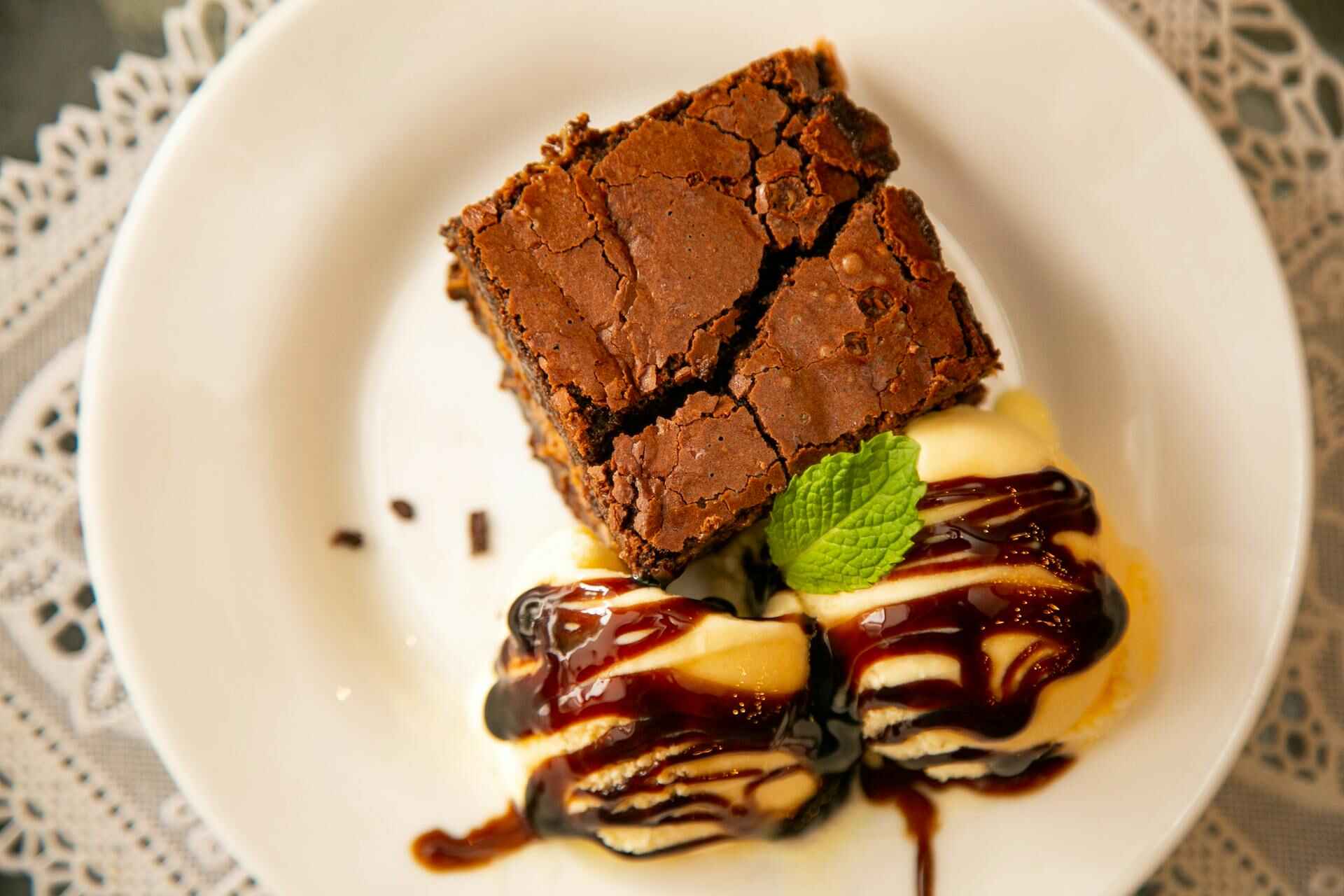 6 Easy Keto Desserts with 5 Ingredients or Less: Easy Low Carb Treats Anyone Can Make